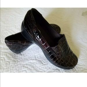 Clarks Bendables Patent Loafer/ Shoe.